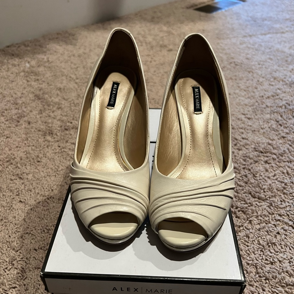 Classy, comfy, cream colored 3 inch pumps